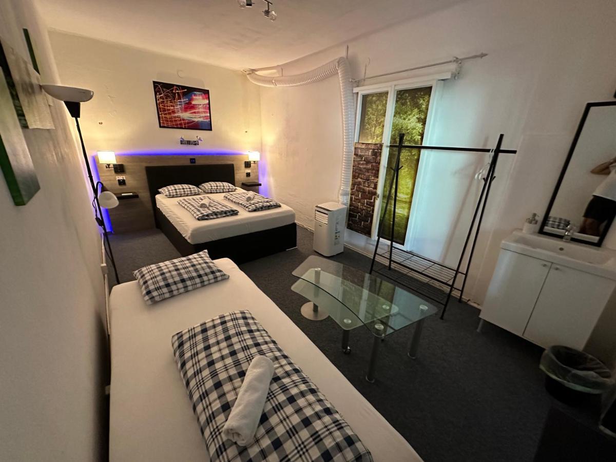 Hostel Lovely Rooms, City Center, Shared Bathroom, Windows To Corridor Φίλλαχ Εξωτερικό φωτογραφία