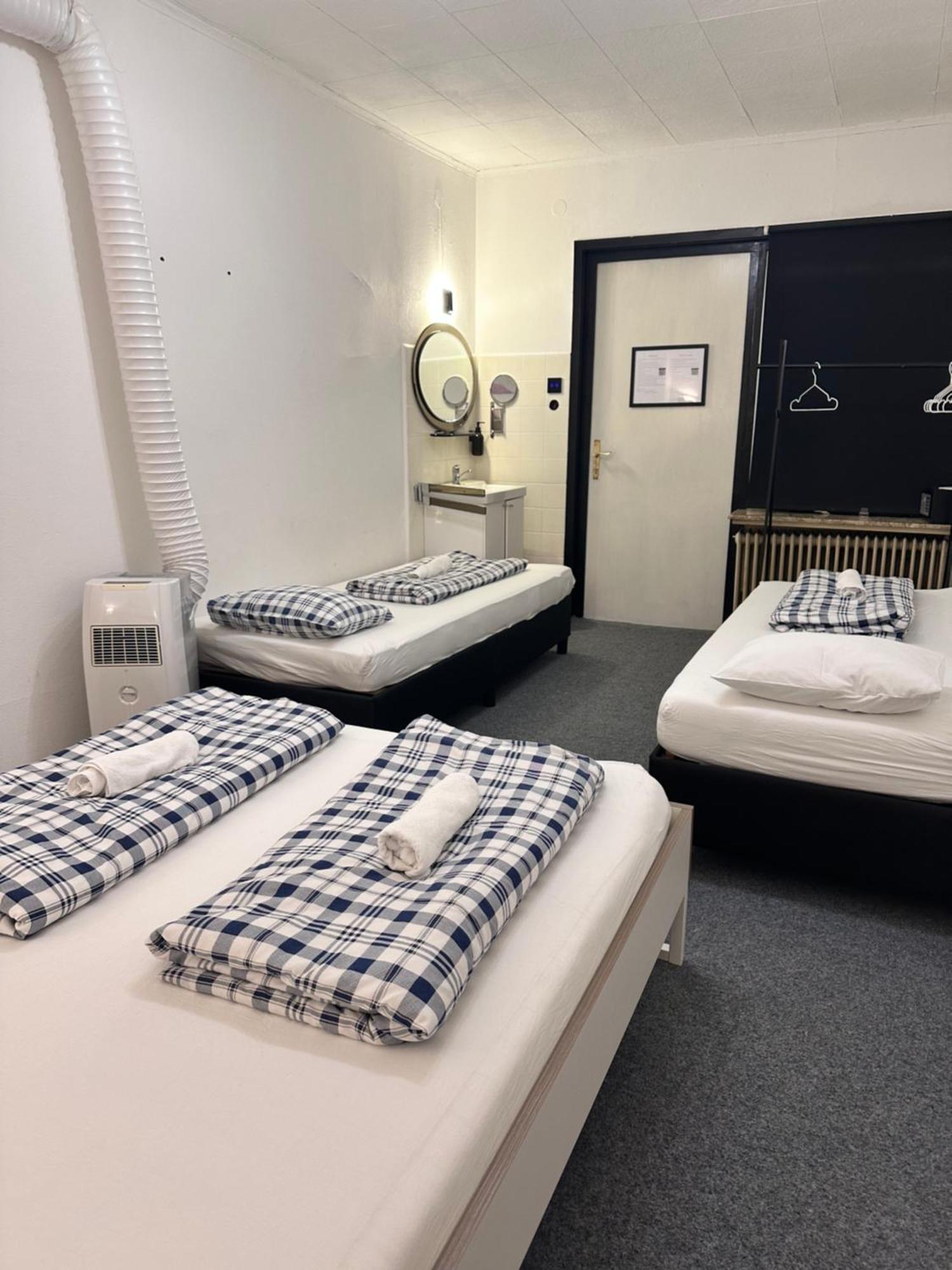 Hostel Lovely Rooms, City Center, Shared Bathroom, Windows To Corridor Φίλλαχ Εξωτερικό φωτογραφία