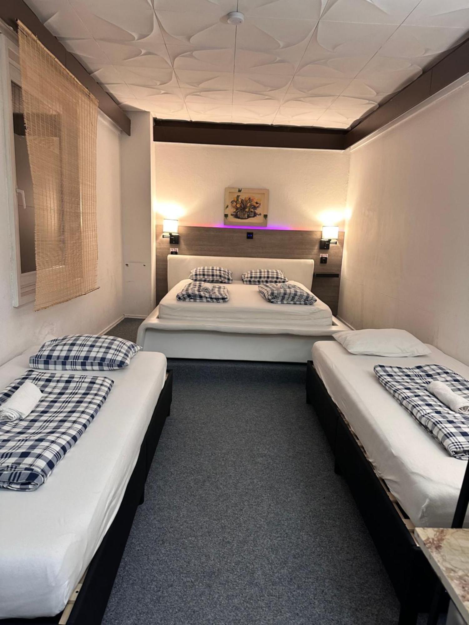 Hostel Lovely Rooms, City Center, Shared Bathroom, Windows To Corridor Φίλλαχ Εξωτερικό φωτογραφία
