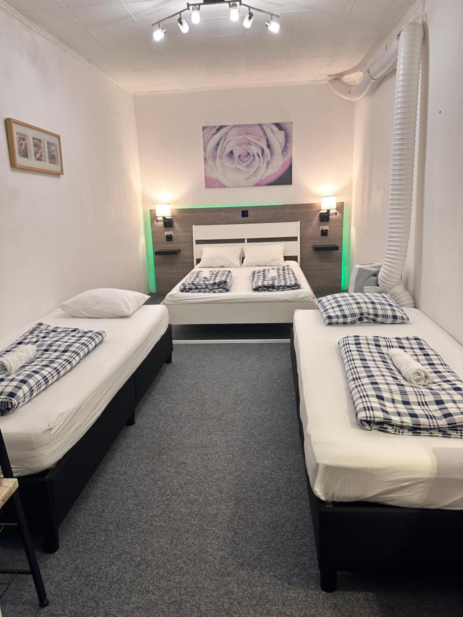 Hostel Lovely Rooms, City Center, Shared Bathroom, Windows To Corridor Φίλλαχ Δωμάτιο φωτογραφία