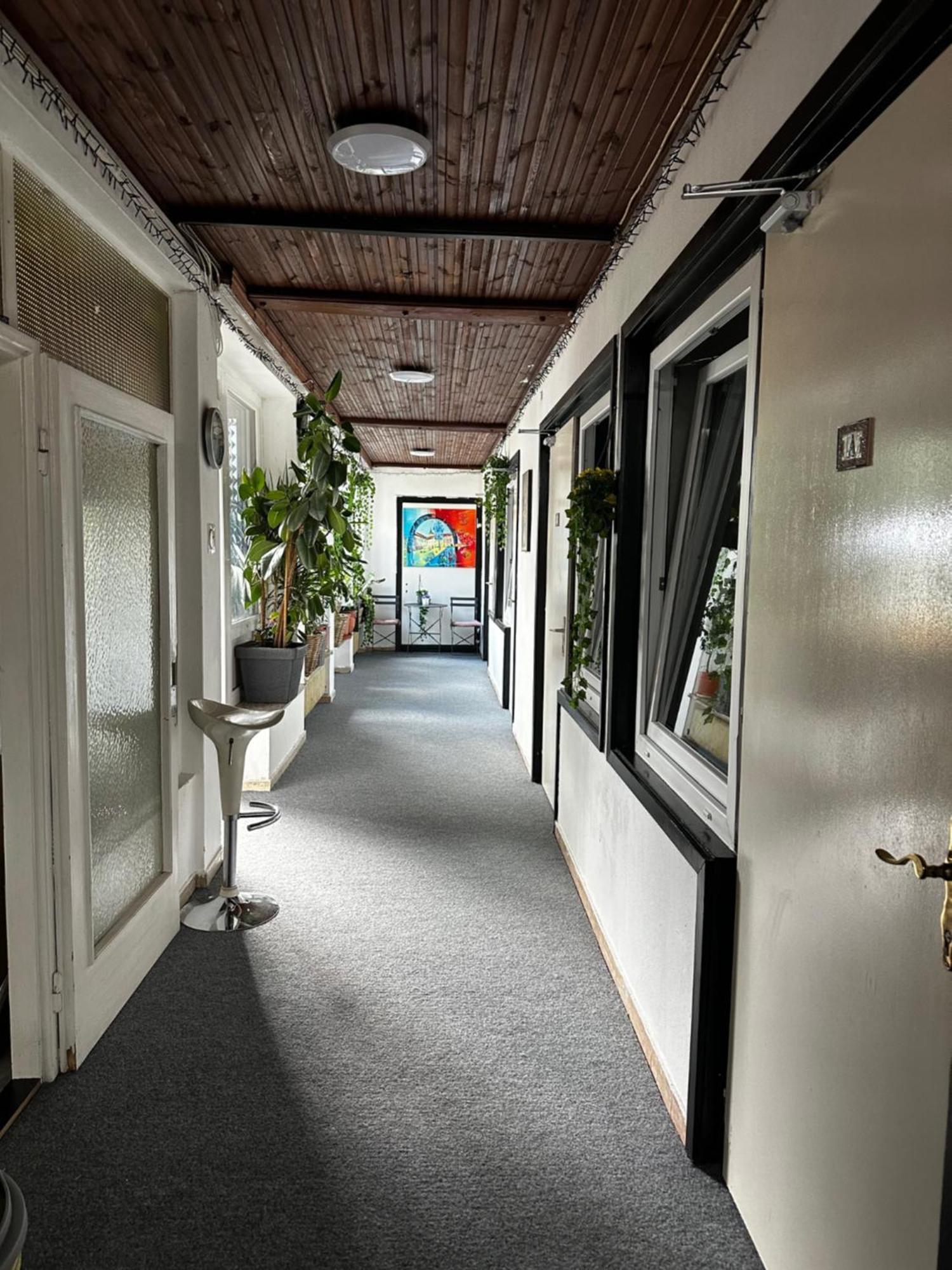 Hostel Lovely Rooms, City Center, Shared Bathroom, Windows To Corridor Φίλλαχ Εξωτερικό φωτογραφία
