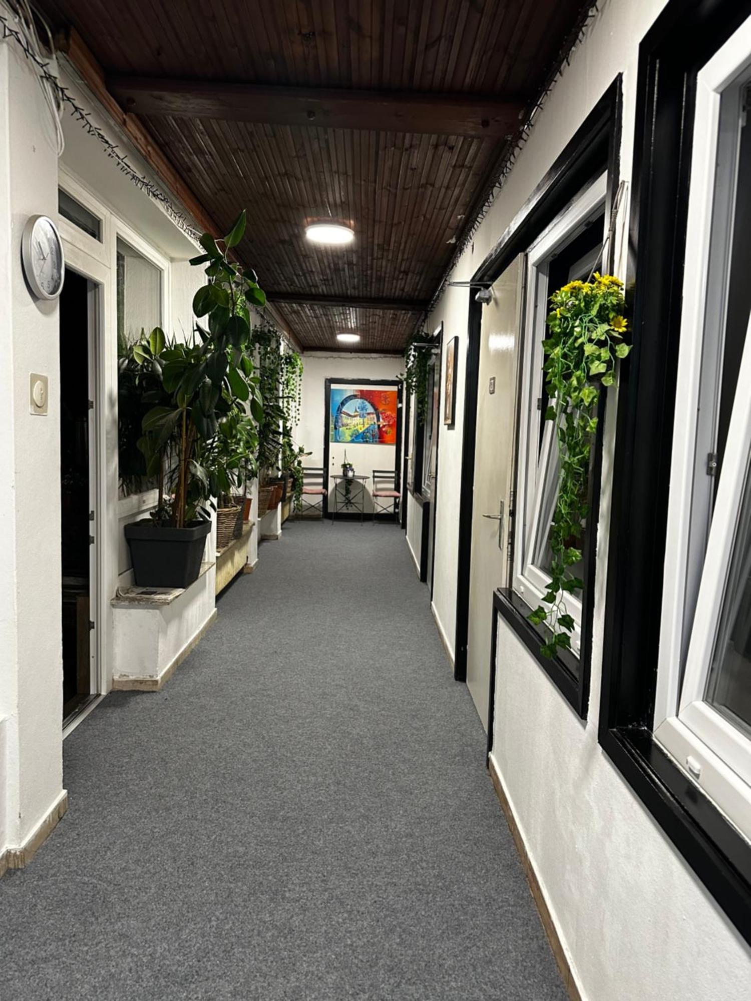 Hostel Lovely Rooms, City Center, Shared Bathroom, Windows To Corridor Φίλλαχ Εξωτερικό φωτογραφία
